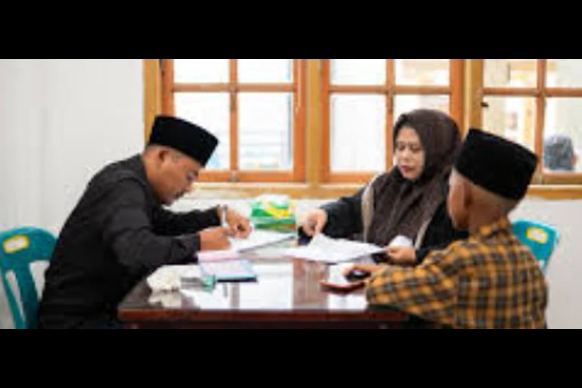 Panitia pesantren membantu proses pendaftaran santri baru secara online