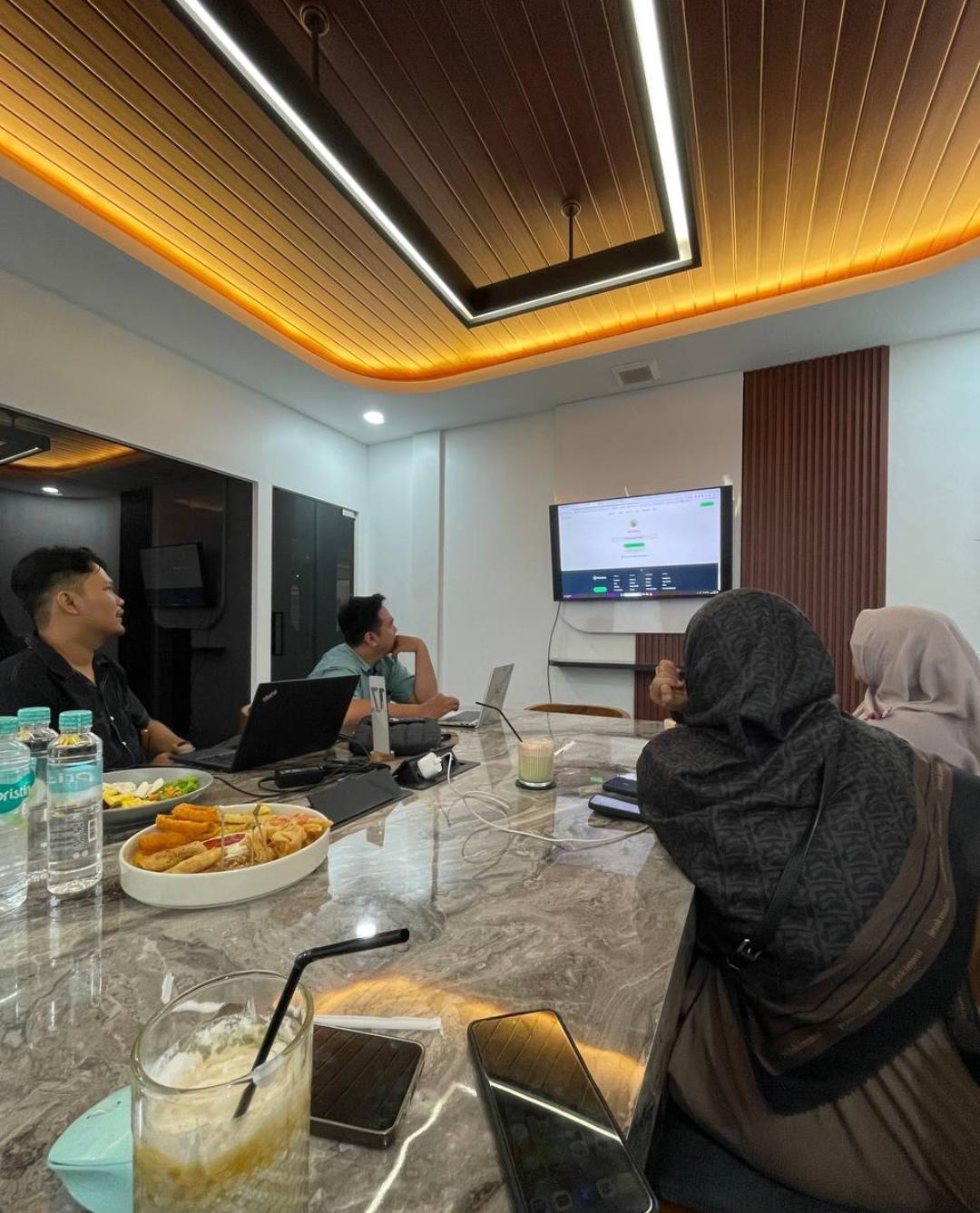 Diskusi kebutuhan proyek bersama klien Arrazy