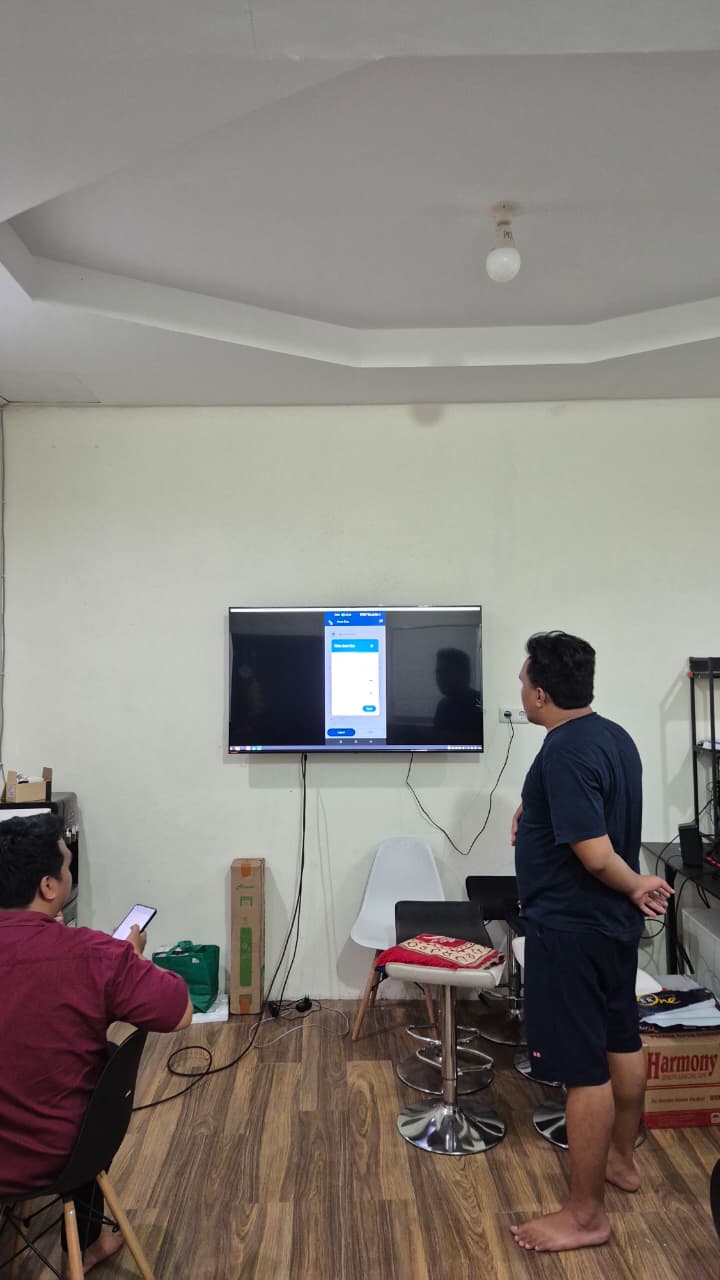 Demo produk aplikasi Arrazy kepada klien