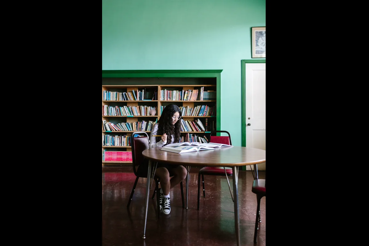 Santri pondok pesantren sedang belajar di kelas modern
