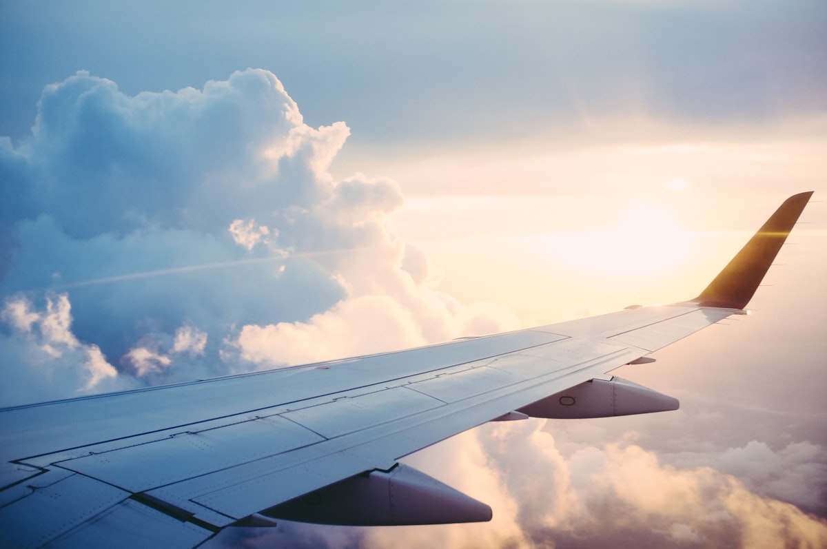 Sayap pesawat ilustrasi website booking travel seperti Traveloka