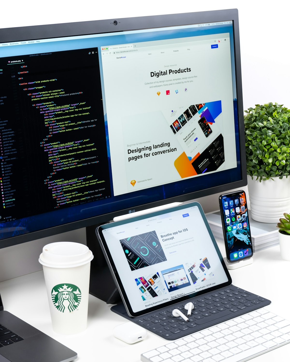 Workspace membuat website perusahaan dengan WordPress di layar komputer